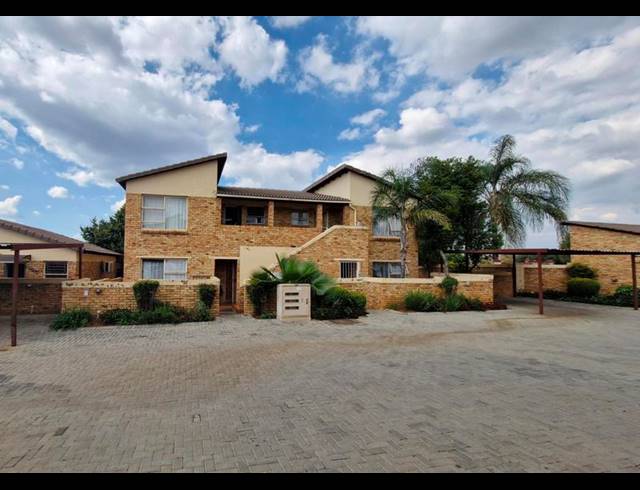 2 BEDROOM APARTMENT FOR SALE IN HEUWELSIG ESTATE